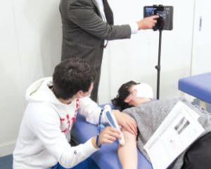 診察・施術実技を行う『柔道整復術適否の判断』の授業風景