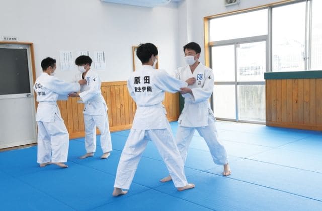 柔道着を着て礼儀作法や実技を学ぶ、柔道の授業風景