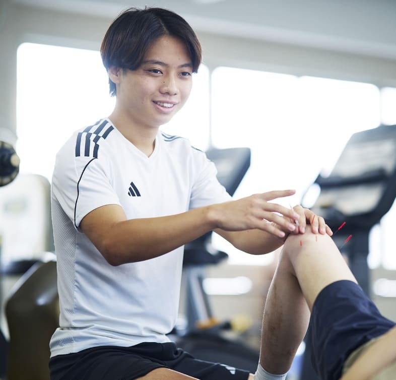 鍼灸スポーツ科学科の授業を受ける東日本医療専門学校の学生