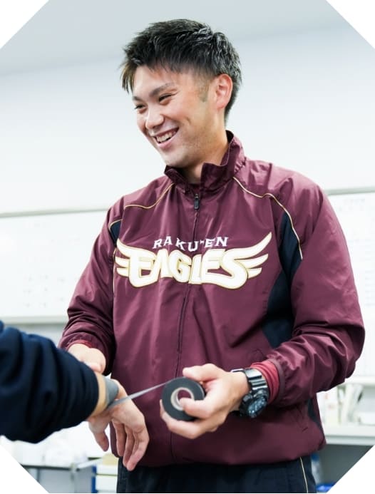 卒業生が東北楽天ゴールデンイーグルスでメディカルトレーナーとして働いている様子